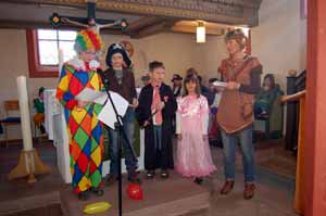 Clown und verkleidete Kinder