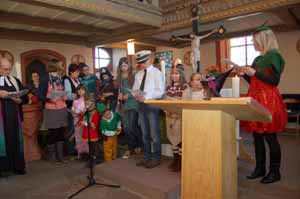 Kindergottesdienstteam singen mit den Kindern und alle sind schön verkleidet